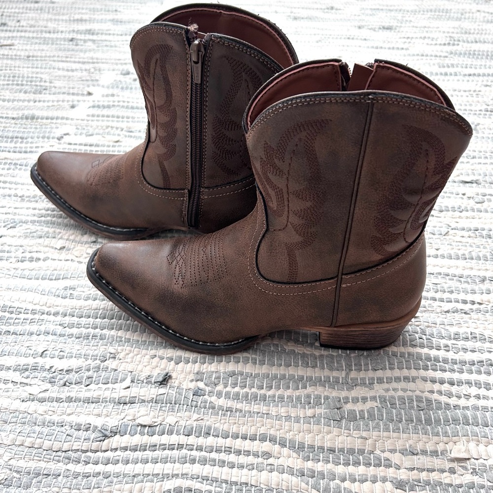 Cowboy boots, low calf
